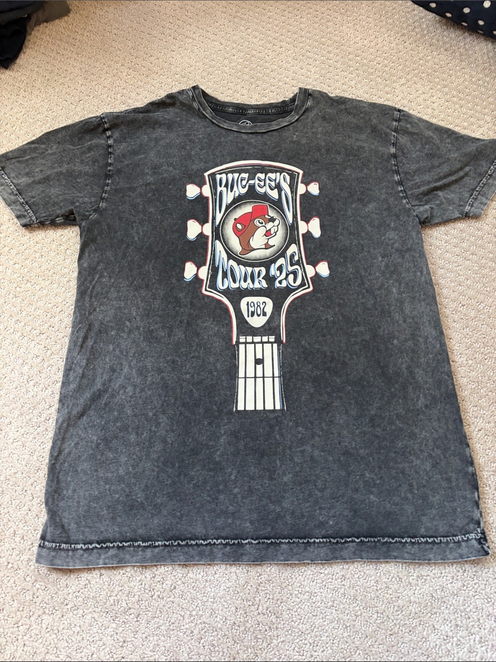 Buc-ee's Short Sleeve Graphic Tee in Charcoal